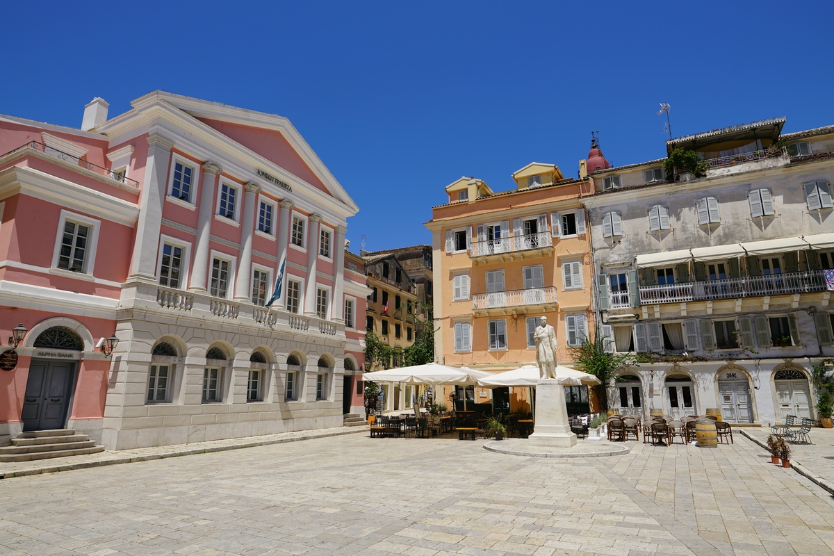Iróon-Kupriakoú-Agóna-Platz in Korfu-Stadt, links das Banknoten-Museum der Ionischen Bank