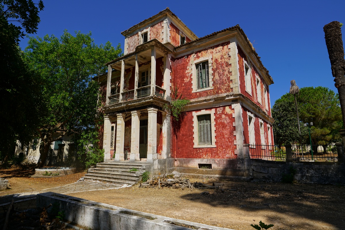 Altes Herrenhaus auf Vído vor Korfu-Stadt – ich konnte keine Informationen darüber finden, was es mit ihm auf sich hat
