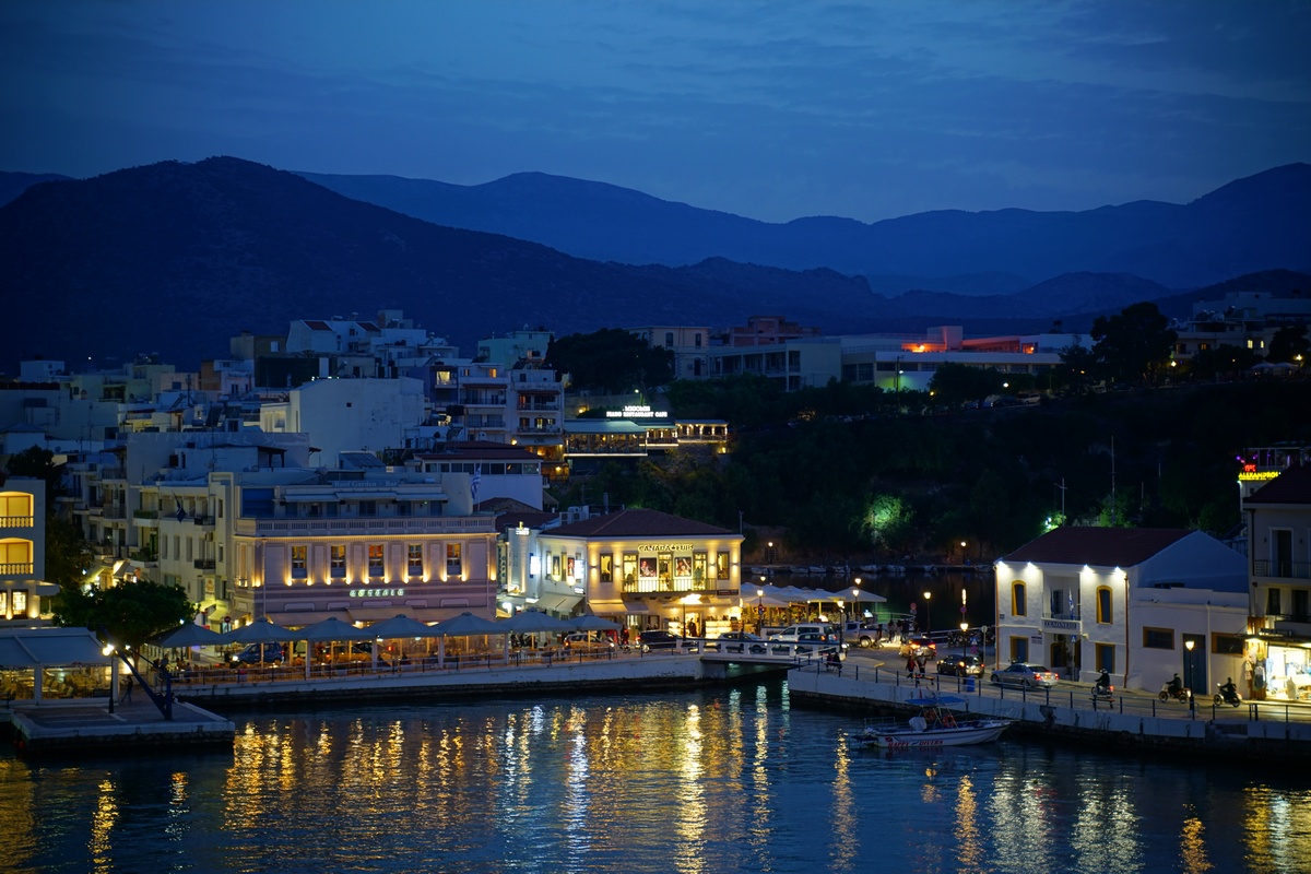 Hafen von Ágios Nikólaos auf Kreta in der Blauen Stunde