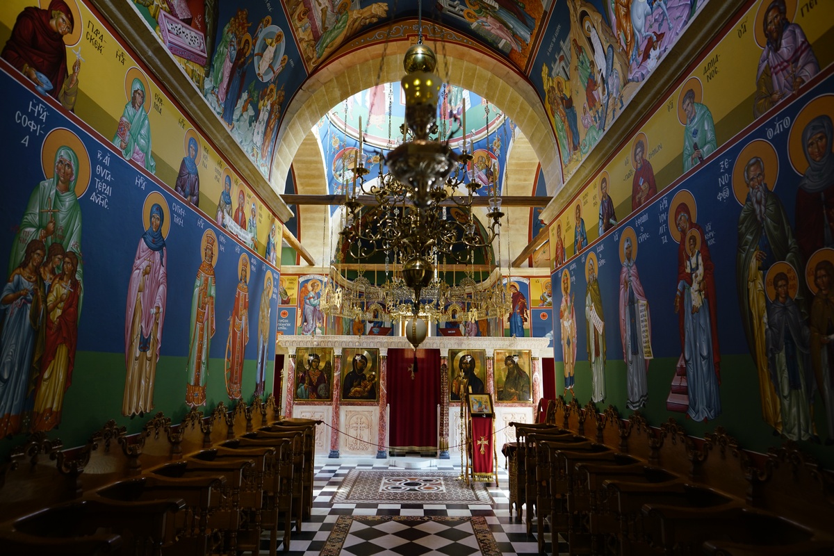 Innenraum der Klosterkiche des Gouvernéto-Klosters auf der Akrotíri-Halbinsel bei Chaniá auf Kreta