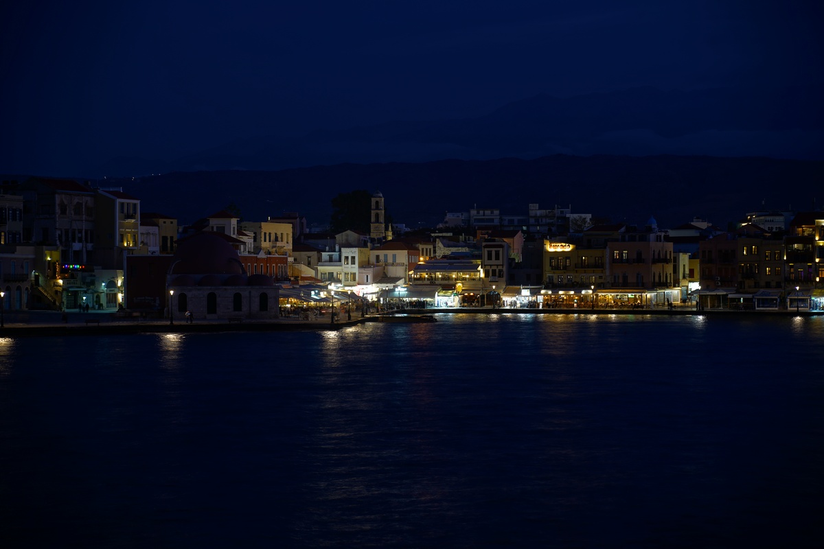 Venezianischer Hafen von Chaniá auf Kreta in der Blauen Stunde, gesehen vom Leuchtturm, mit (unbeleuchteter) Janitscharenmoschee