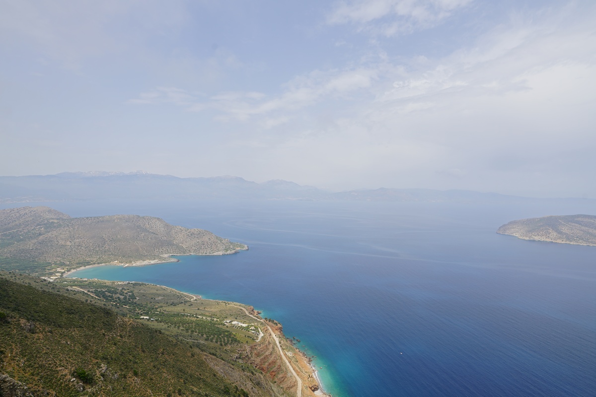 Blautöne des Meeres bei Kavoúsi an der Bucht von Thólos um die Insel Psíra auf Kreta