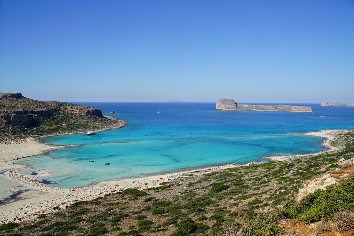 Bálos-Bucht auf der Gramvoúsa-Halbinsel bei Kíssamos auf Kreta, die vollständig abgebildete Insel ist Ímeri Gramvoúsa („Zahme Gramvousa“), dahinter Ágria Gramvoúsa („Wilde Gramvousa“)