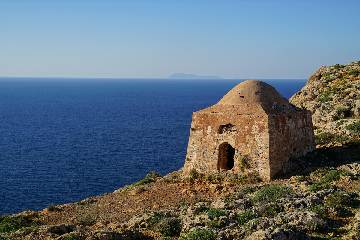 Moschee von Ímeri Gramvoúsa vor Kreta, im Hintergrund Andikýthira, rechts daneben und kaum sichtbar Porí