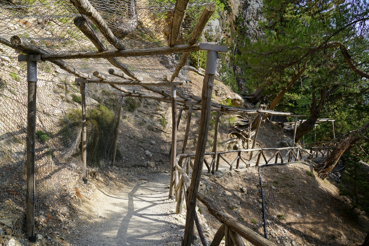 Netze zum Schutz vor Steinschlag in der Samariá-Schlucht auf Kreta