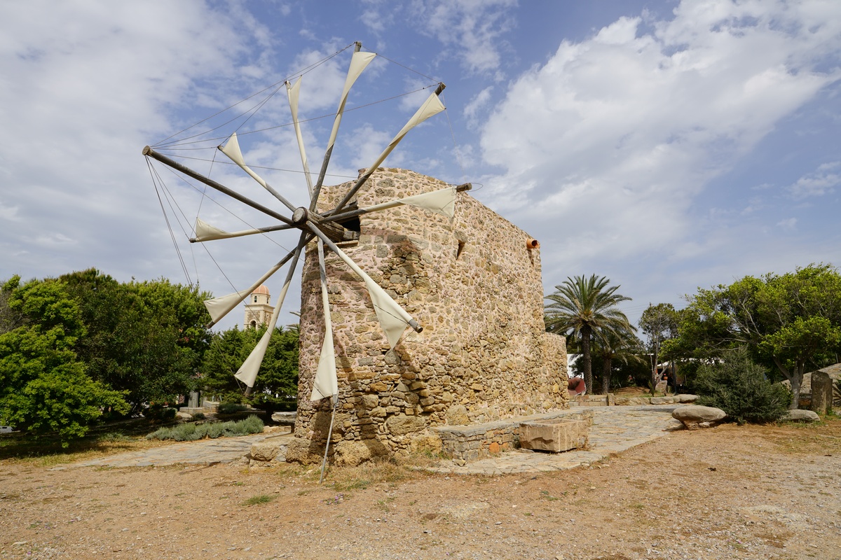 Tradionelle Windmühle vorm Kloster Toploú auf Kreta
