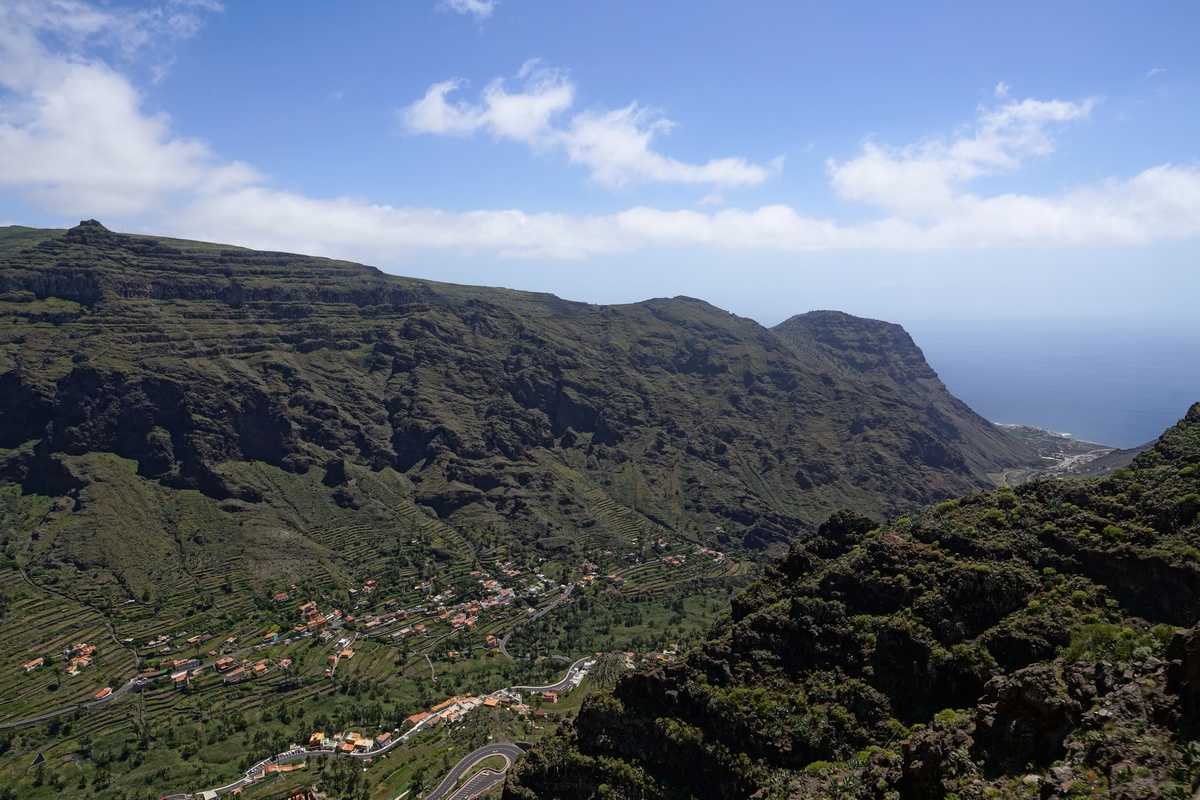 Aussicht auf El Guro (links) und Valle Gran Rey (am Meer) vom Mirador del Palmarejo César Manrique