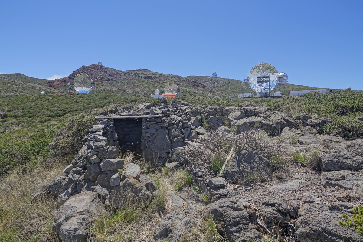 MAGIC-Teleskope mit Hirtenhütte Conjunto pastoril del Lomo del Flaire