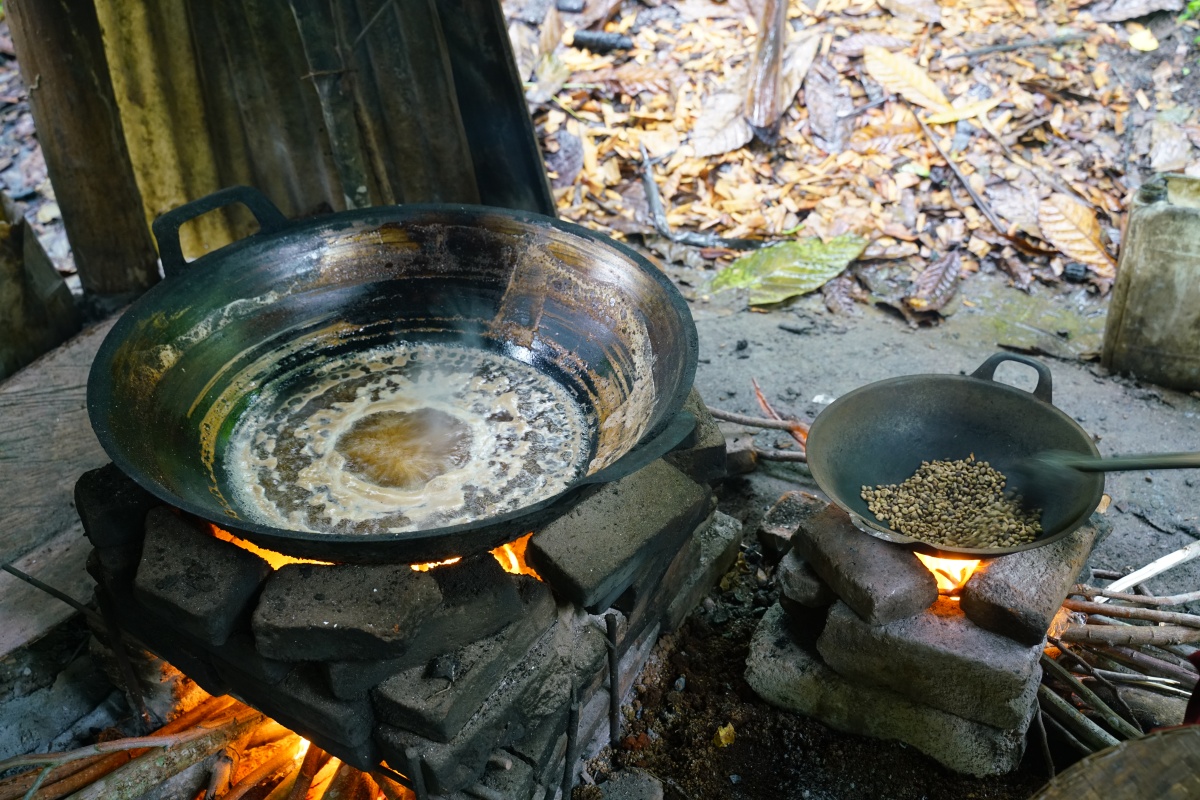 Palmzuckerherstellung (links) und Kaffeeröstung auf Lombok