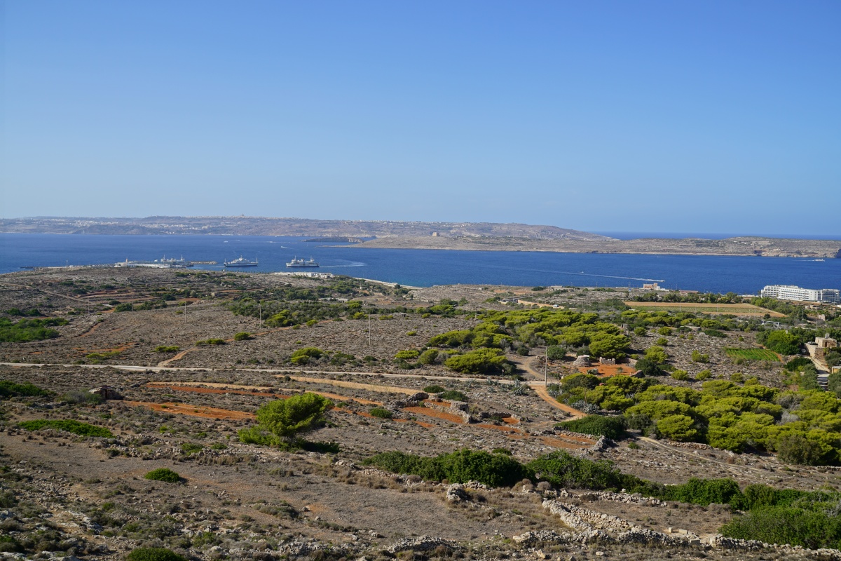 Gozo (hinten) und Comino, gesehen vom Roten Turm aus; rechts das Labranda Riviera & Spa