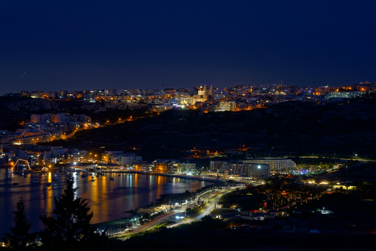 Mellieħa-Bucht auf Malta, gesehen vom Roten Turm aus, in der Blauen Stunde