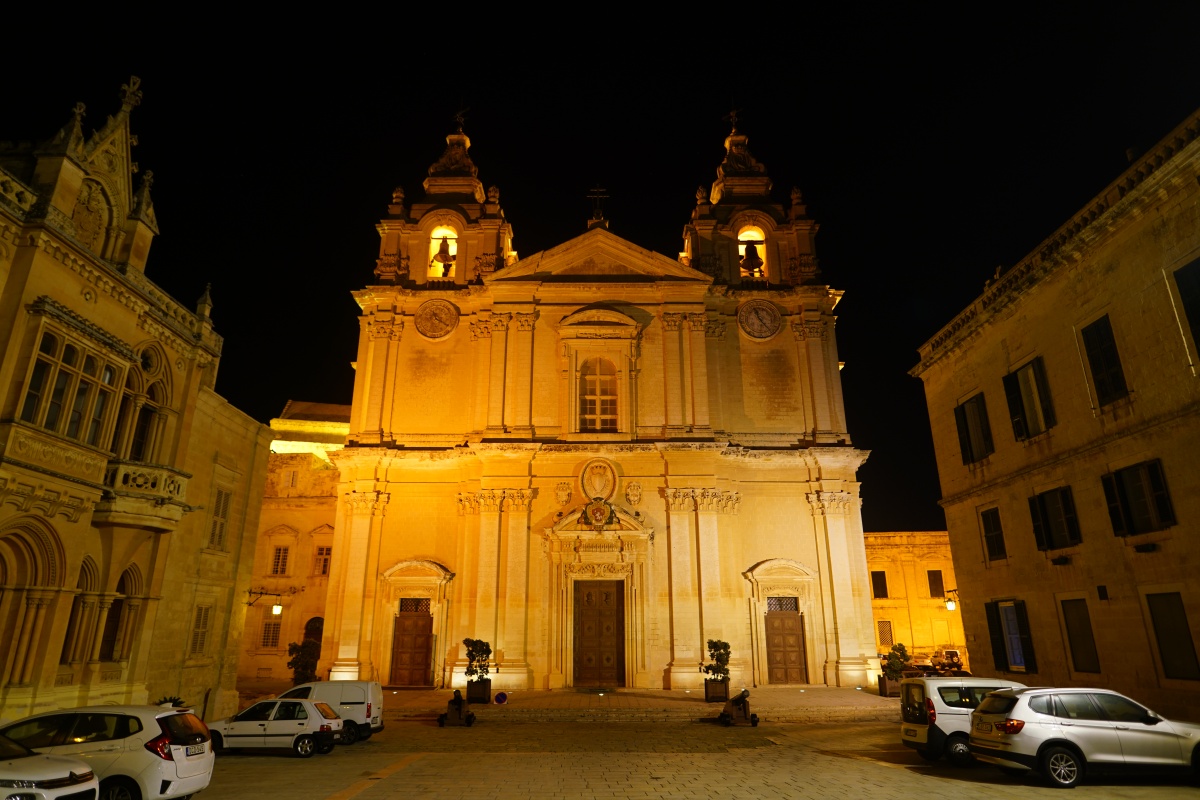 St.-Paul-Kathedrale in Mdina auf Malta in der Nacht