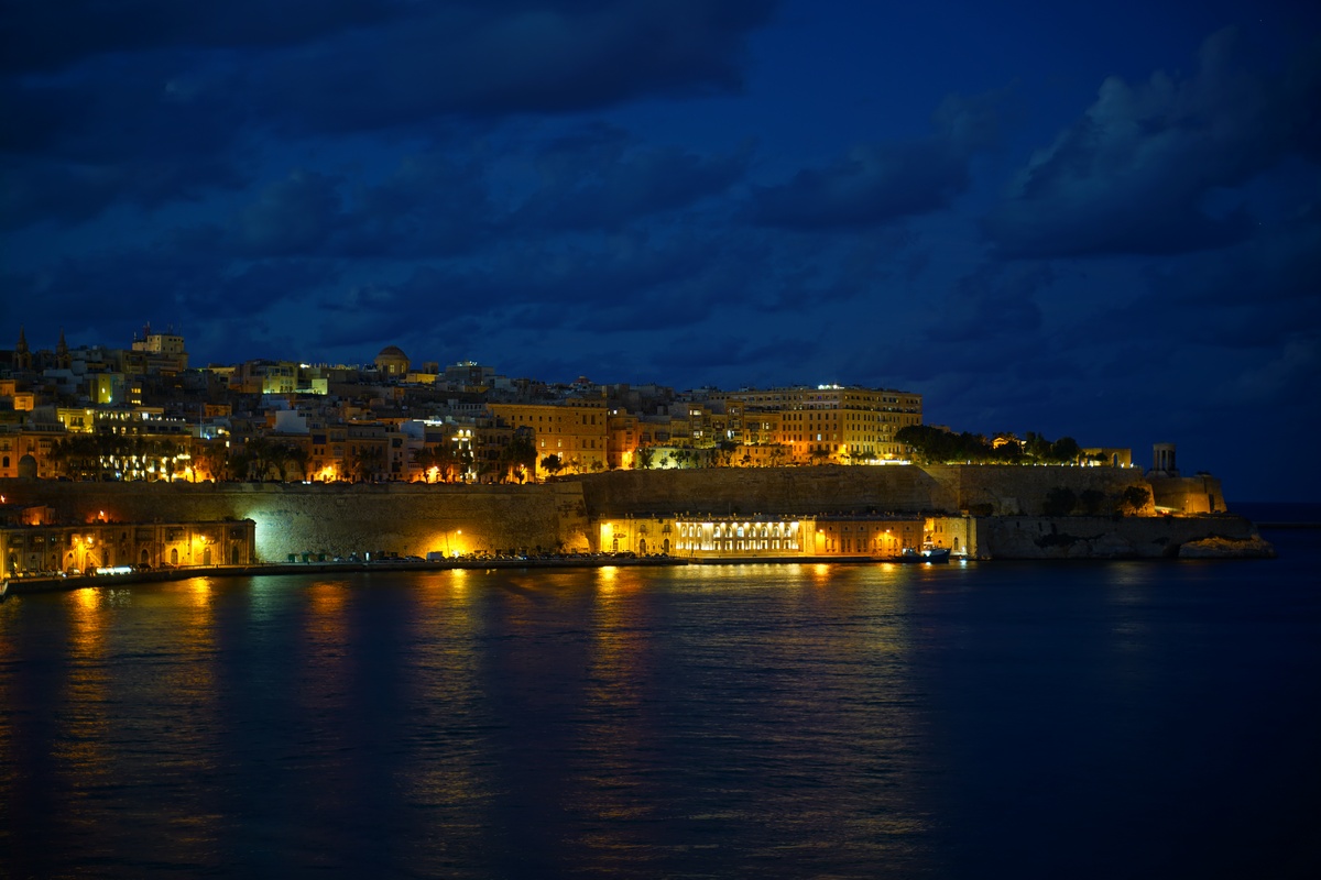 Maltas Hauptstadt Valletta in der Blauen Stunde, gesehen von den Gardjola-Gärten aus
