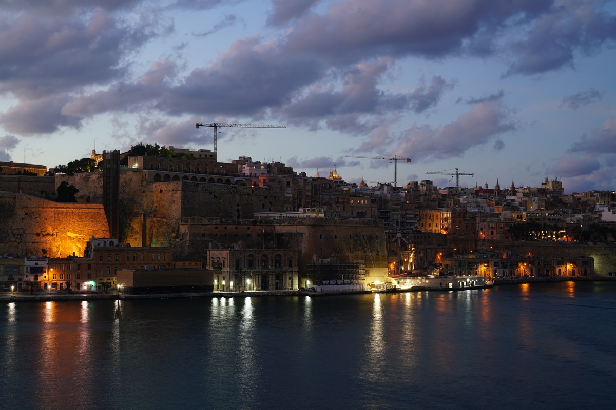 Maltas Haupstadt Valletta in der Abenddämmerung, gesehen von den Gardjola-Gärten aus