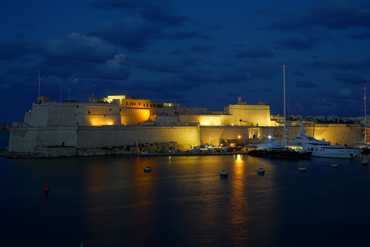 Fort St. Angelo in Vittoriosa (Birgu) in Malta in der Blauen Stunde, gesehen von den Gardjola-Gärten aus
