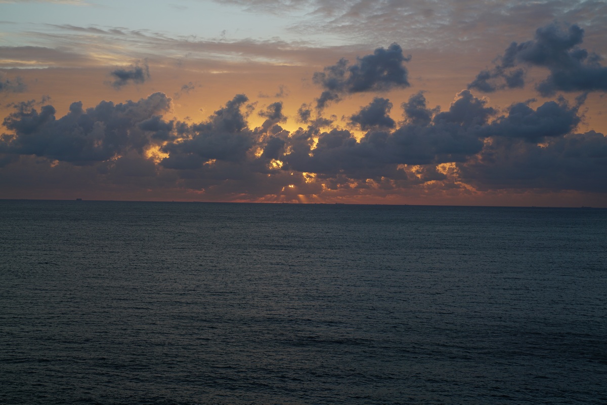 Sonnenaufgang vor Sliema – am Horizont erkennt man die Öltanker, die auf einen guten Ölpreis zum Einlaufen warten