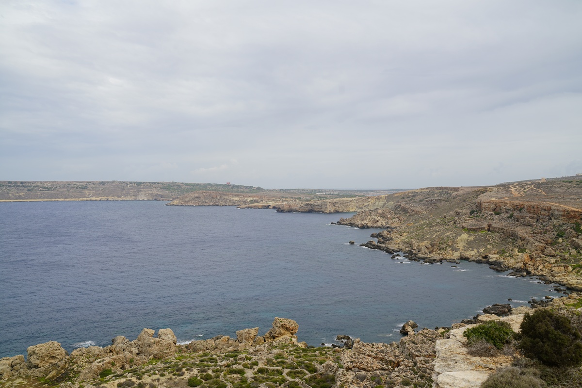 Südwestküste Maltas, der St.-Agatha-Turm (Roter Turm) ist weithin sichtbar