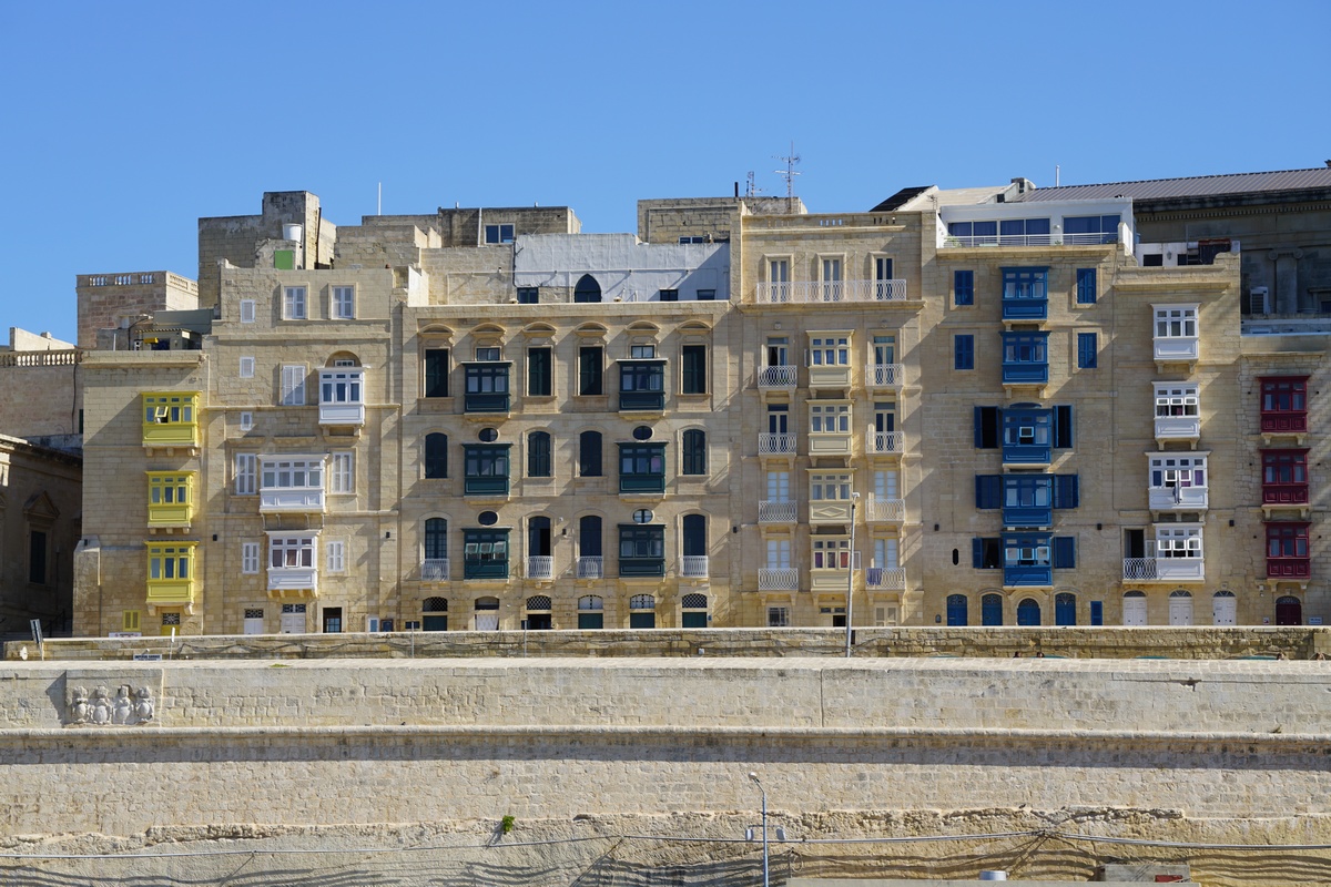 Typische Balkone an der Westseite von Maltas Hauptstadt Valletta