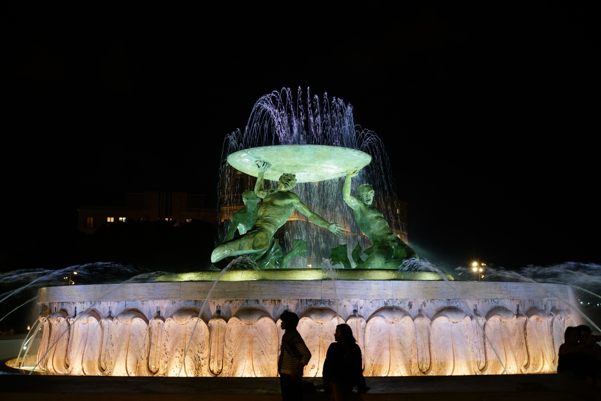 Tritonenbrunnen in Maltas Hauptstadt Valletta bei Nacht