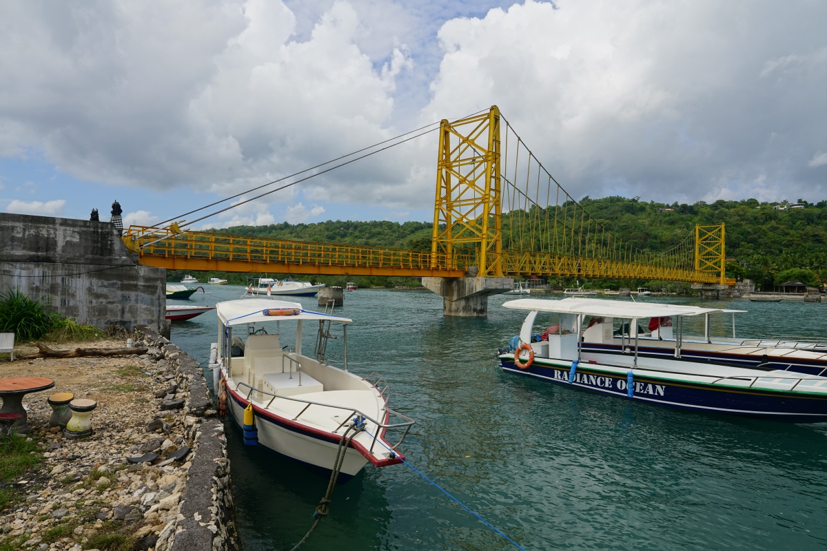 Yellow Bridge, gesehen von Nusa Lembongan südlich der Brücke aus, verbindet die Insel mit Nusa Ceningan