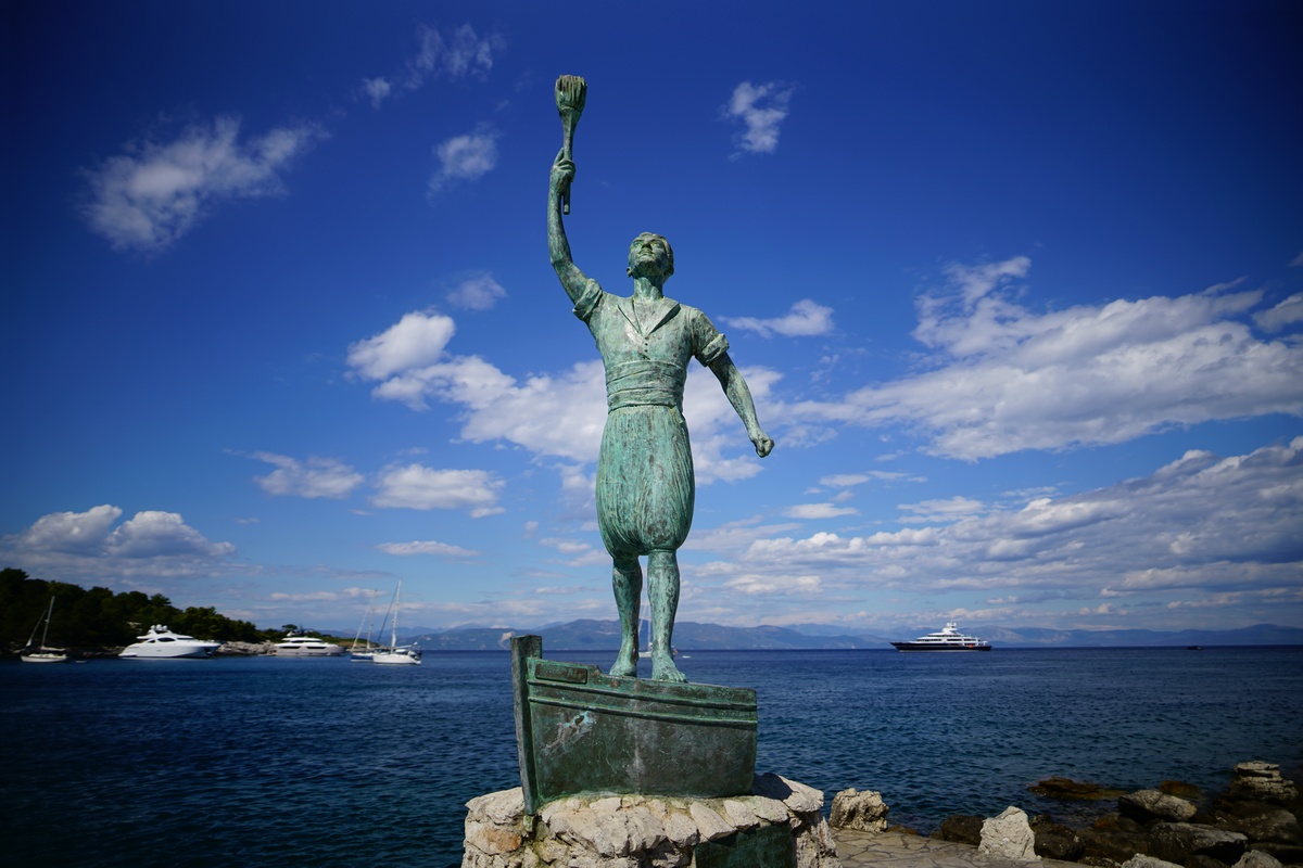 Geórgios Anemogiánnis (1798–1821) war ein auf Paxós geborener Freiheitskämpfer und Kriegsschiffkapitän, der ein türkisches Kriegsschiff in Brand steckte und seinen Teil dazu leistete, dass die Kérkyra-Region als eine der wenigen Griechenlands nie von Türken besetzt wurde. Seine Statue steht südlich des Hafens von Gáïos.