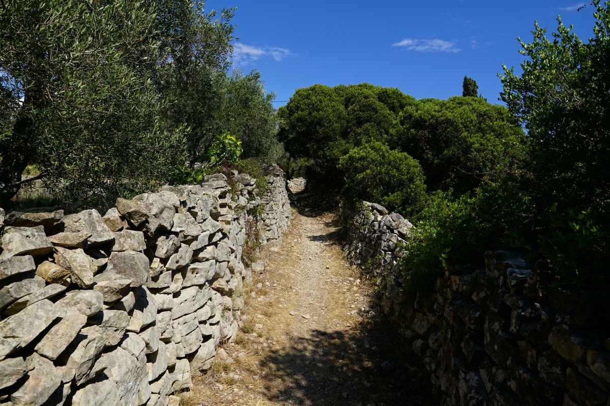 Weg auf Paxós beim Tripitós-Bogen nahe Oziás