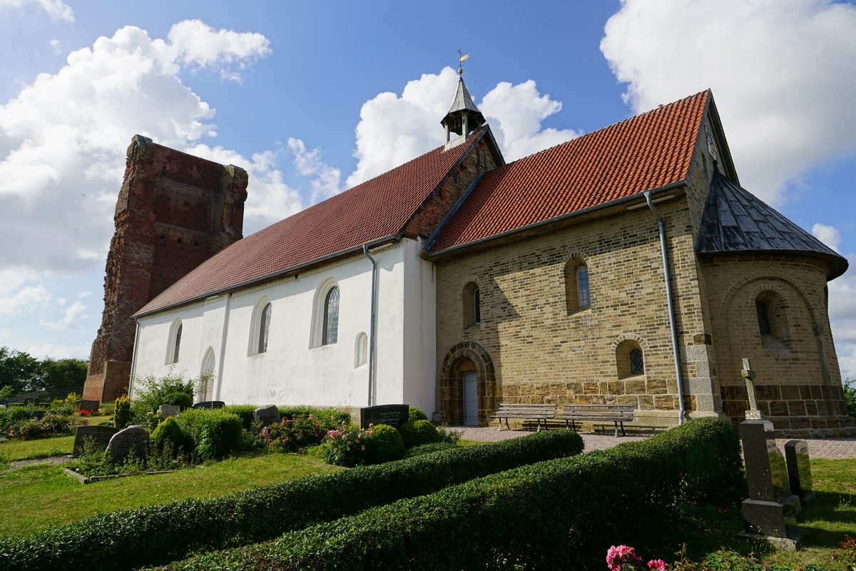 Alte Kirche auf Pellworm vom Friedhof aus gesehen