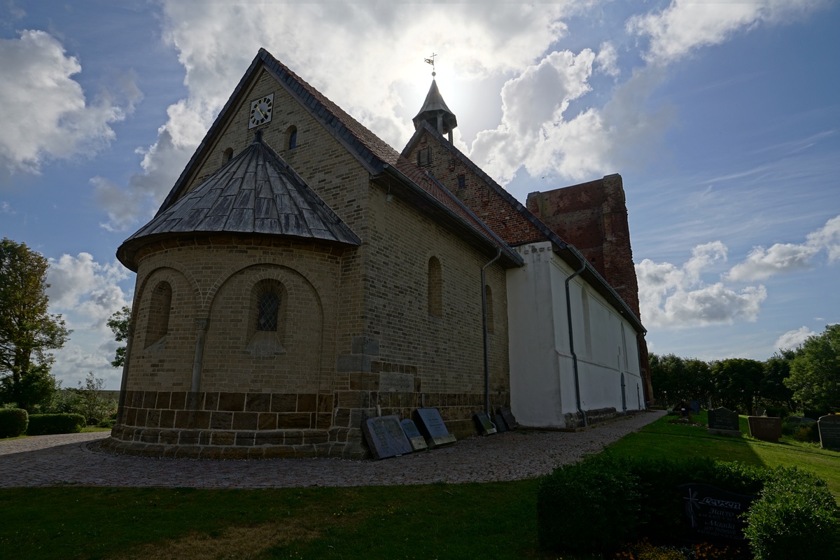 Alte Kirche auf Pellworm mit Sonne hinter dem Glockenturm