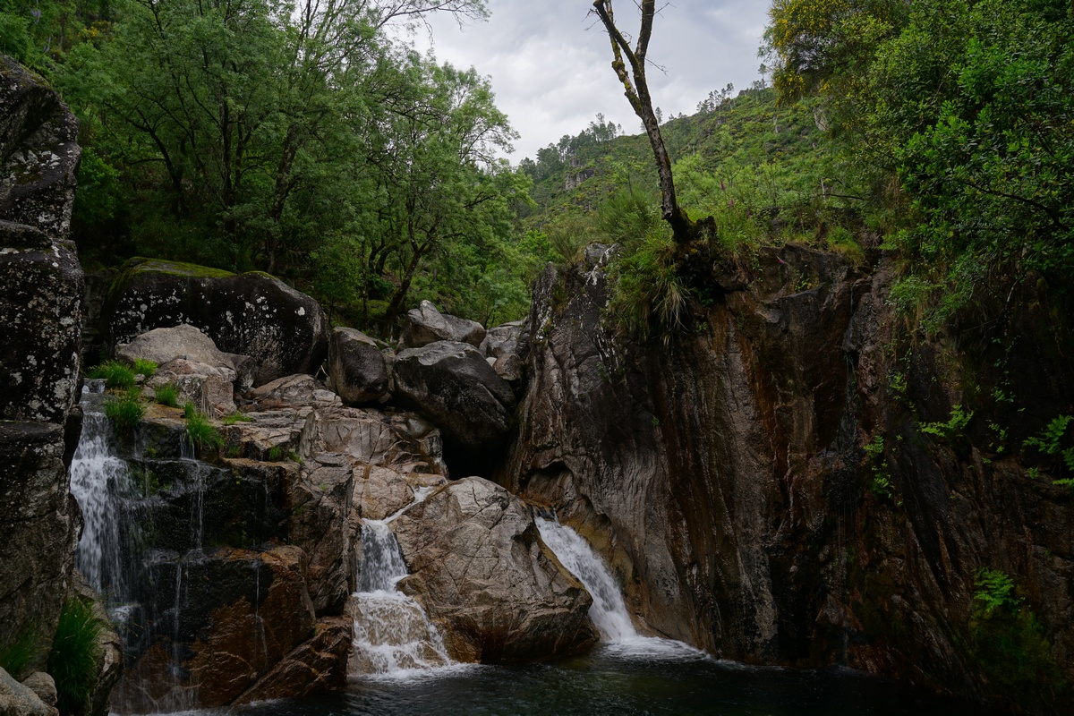 Kleiner Wasserfall des Rio Fafião (Toco) bei Fafião im Peneda-Gerês-Nationalpark in Portugal