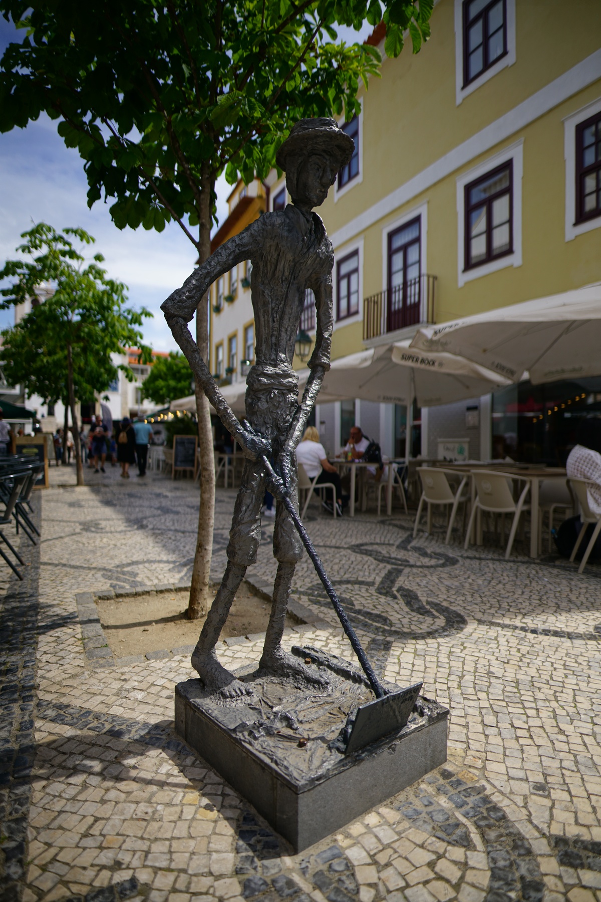 Skulptur eines Arbeits in der Fußgängerzone von Aveiro in Portugal