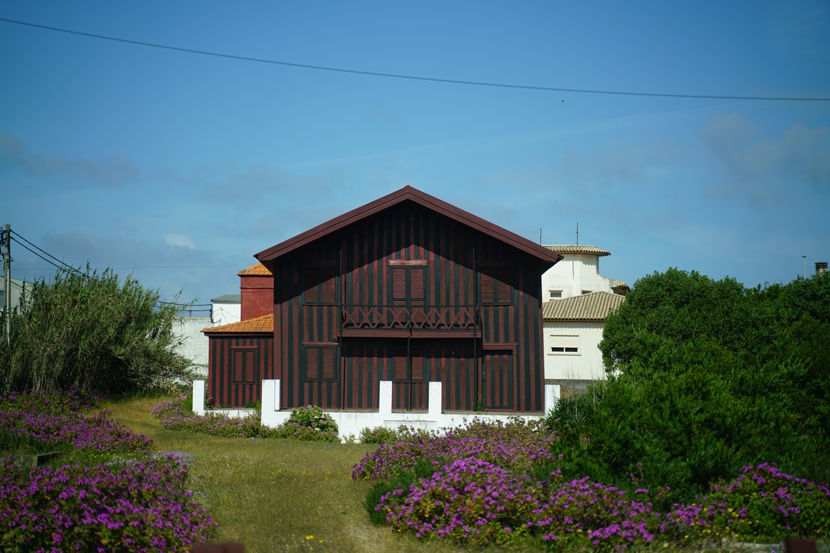 Fischerhütte in der traditionellen Farbgebung in Costa Nova do Prado in Gafanha da Encarnação bei Aveiro in Portugal