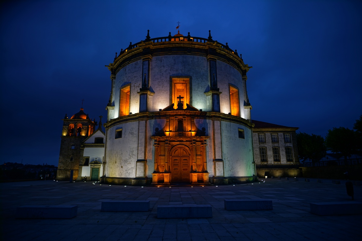 Mosteiro da Serra do Pilar in Porto in der Blauen Stunde