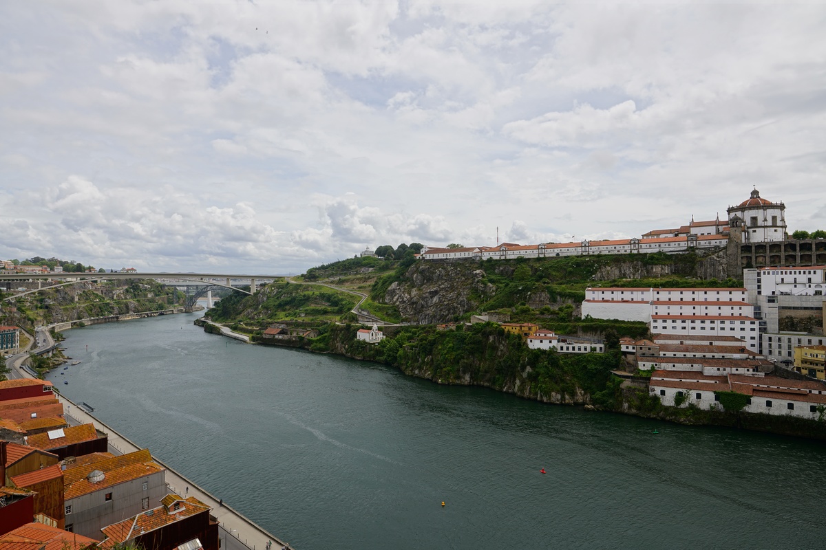Blick von der Ponte Dom Luís I in Porto in Portugal auf die Ponte do Infante (Ponte Infante Dom Henrique), mit dem Mosteiro da Serra do Pilar rechts