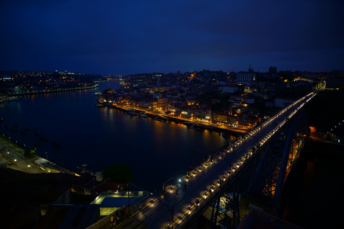 Ribeira von Porto in der Blauen Stunde, gesehen vom Vorplatz des Mosteiro da Serra do Pilar
