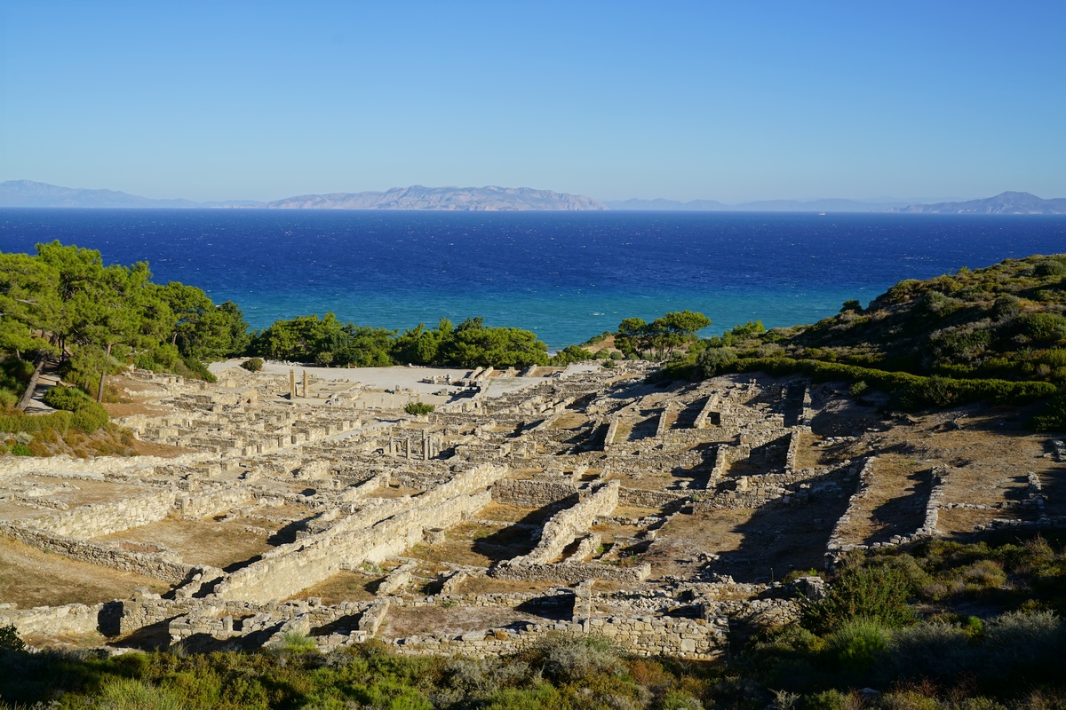 Antikes Kámiros auf Rhodos – die Insel in der Mitte und links davon ist Sými mit dem vorgelagerten Inselchen Sesklí, alles andere ist das türkische Festland