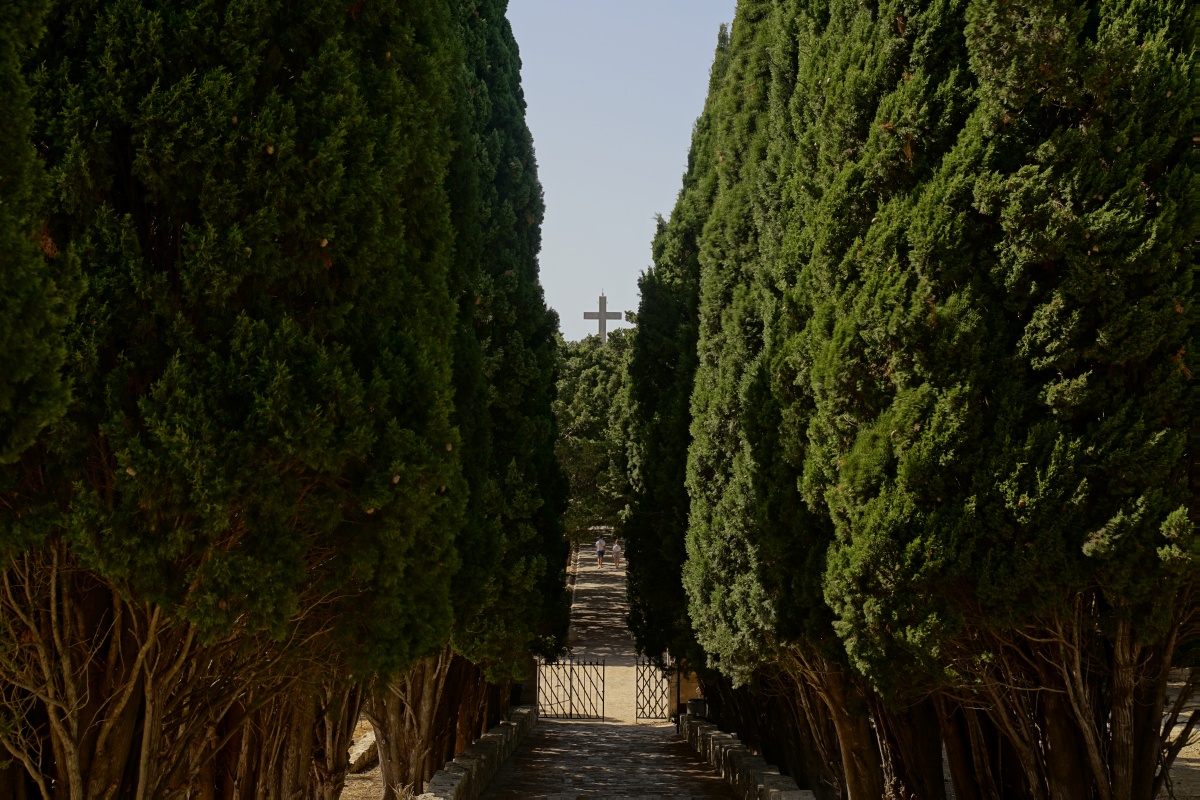 Blick vom Filérimos-Kloster zum großen Beton-Kreuz auf dem Filérimos-Hügel auf Rhodos