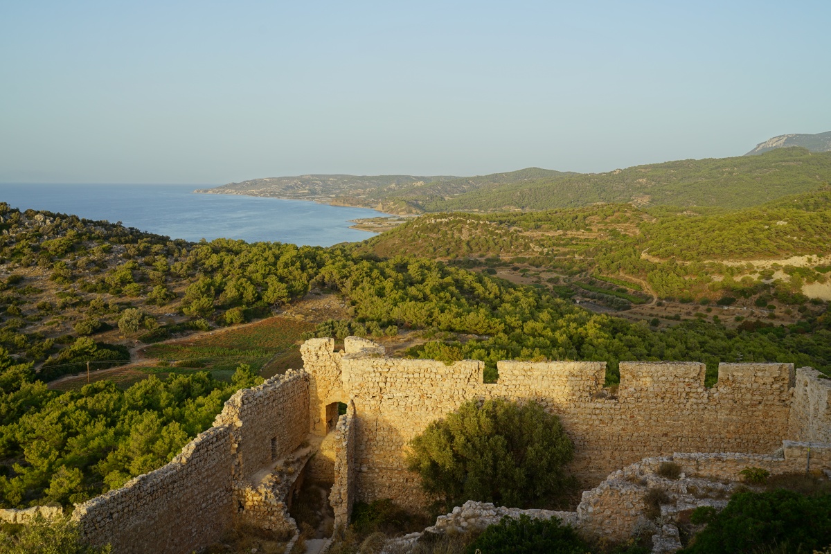 Blick von der Kritinía-Burg auf Rhodos nach Norden