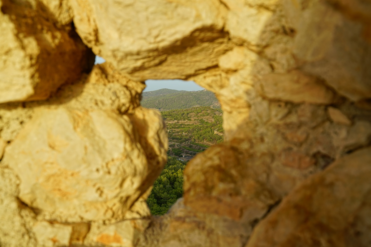 Blick durch die Kritinía-Burg auf Rhodos nach Norden