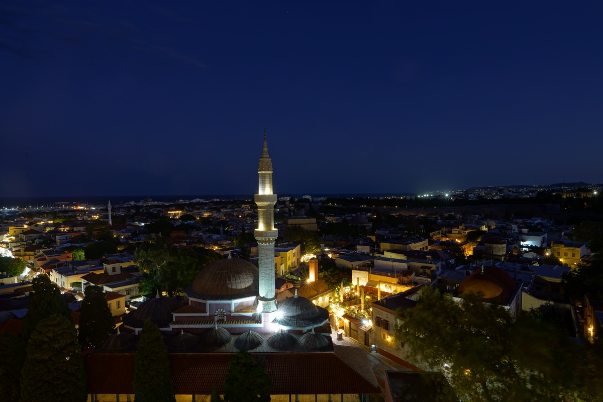Blick vom Rolój-Uhrenturm auf die Altstadt (osmanisches Viertel) von Ródos-Stadt während der Blauen Stunde, im Vordergrund die Suleiman-Moschee