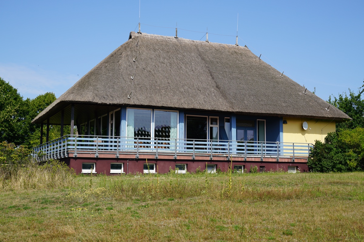 Haus mit Veranda auf der Insel Vilm, genutzt zum geselligen Feiern