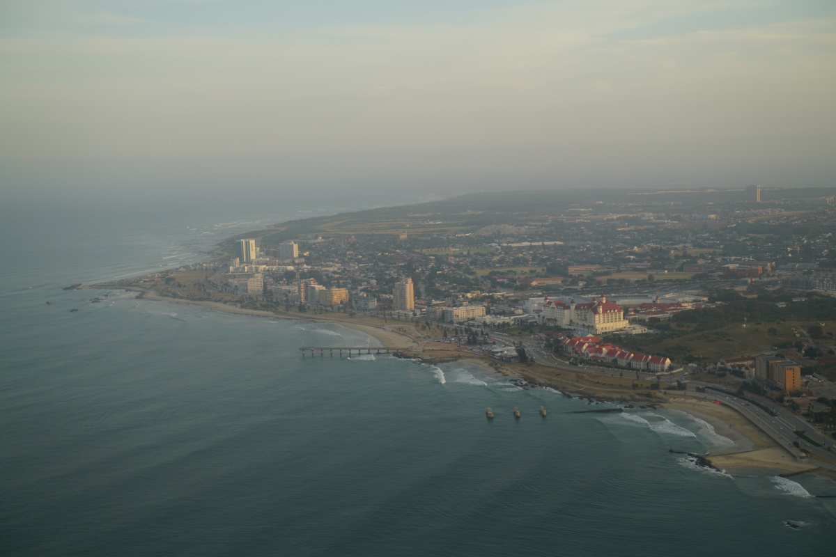 Landeanflug auf Gqeberha (Port Elizabeth), zu sehen ist der Shark Rock Pier, davor der Summerstrand und dahinter der Kings Beach