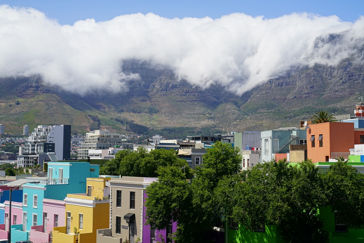 Blick über Bo-Kaap hinweg zum Tafelberg von Kapstadt