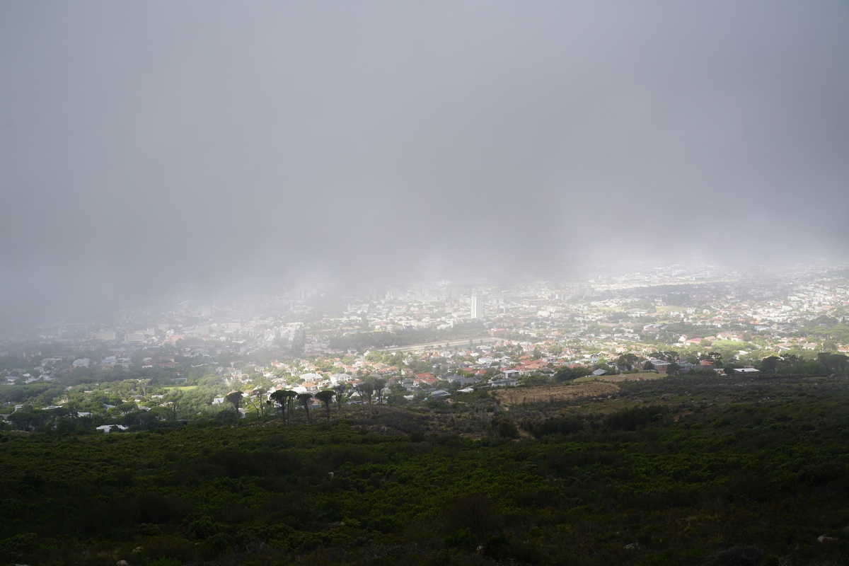 Kapstadt City Bowl liegt unter tief hängenden Wolken