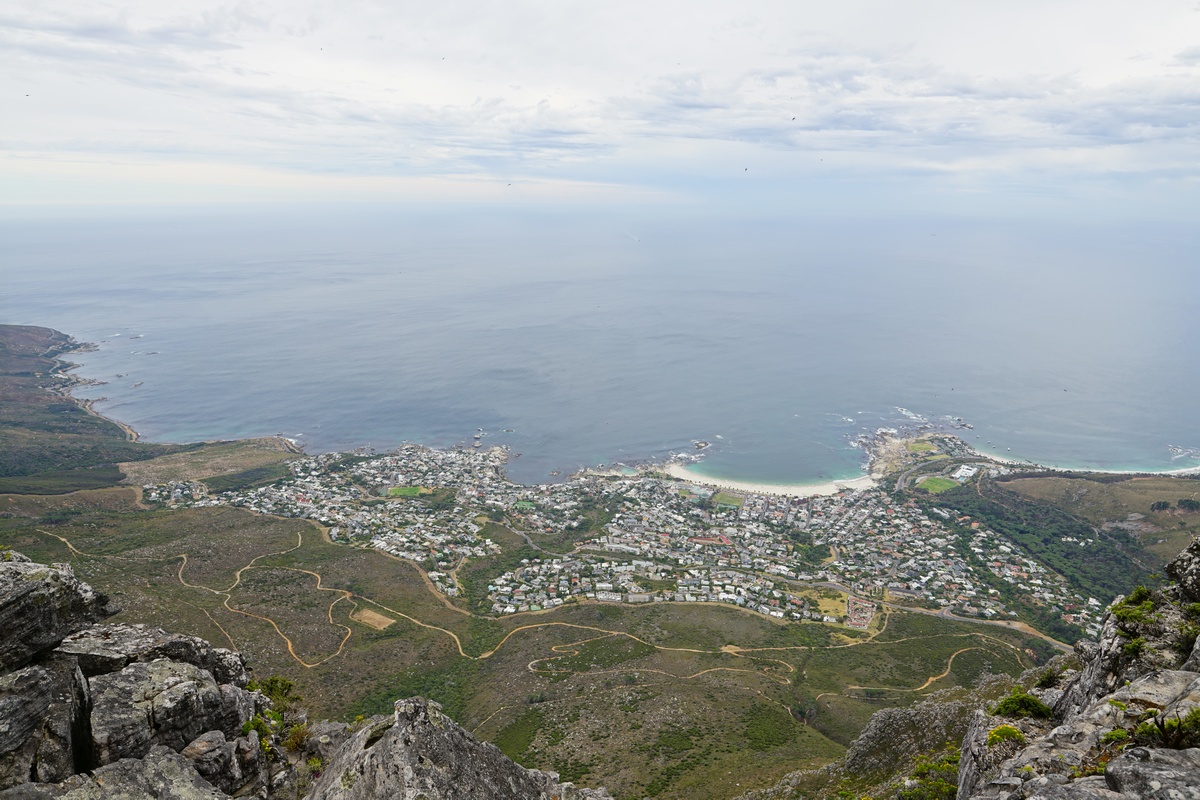 Blick vom Tafelberg auf Camps Bay bei Kapstadt