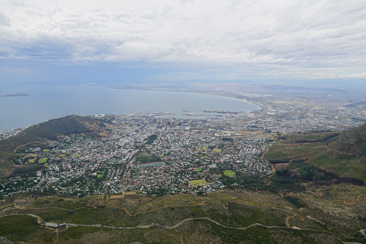 Kapstadt City Bowl vom Tafelberg aus, links der Signal Hill, dahinter Robben Island