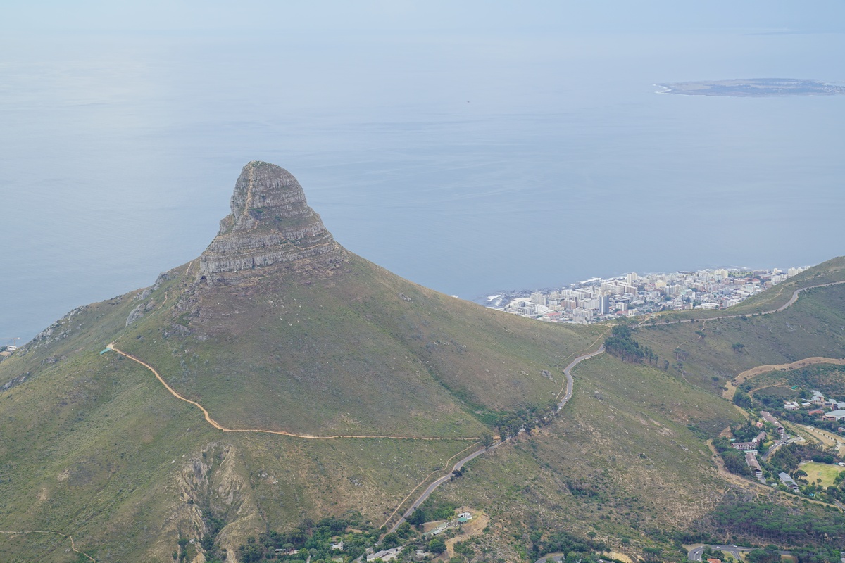 Luftbild vom Löwenkopf in Kapstadt, hinten rechts Robben Island