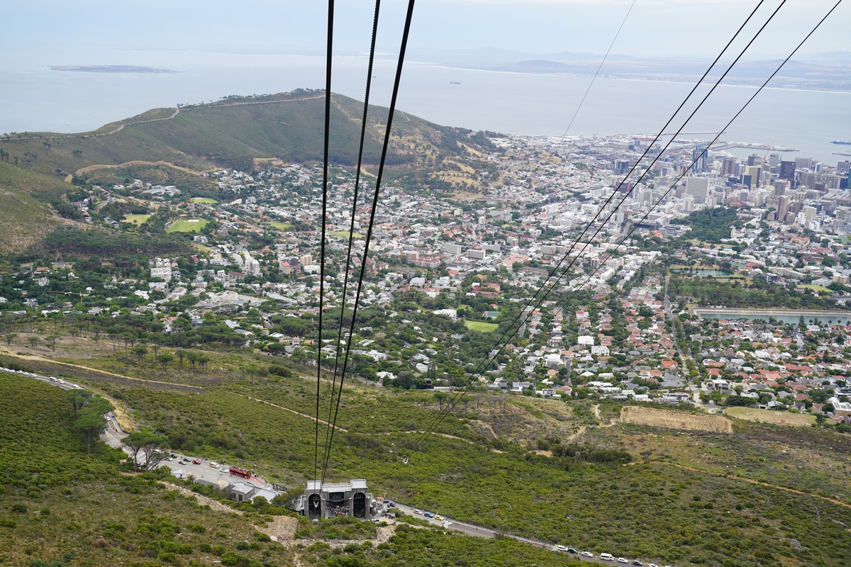 Blick von der Seilbahn runter auf Kapstadt, links der Signal Hill