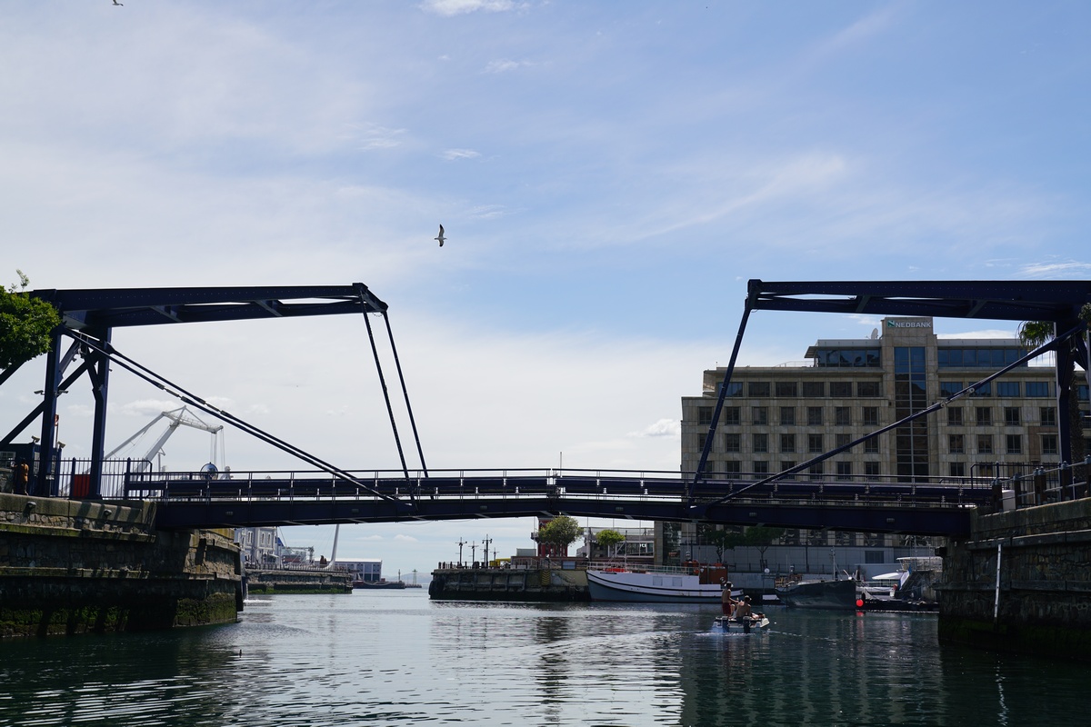 Einzige Klappbrücke der südlichen Hemisphäre im V&A-Waterfront-Hafen in Kapstadt