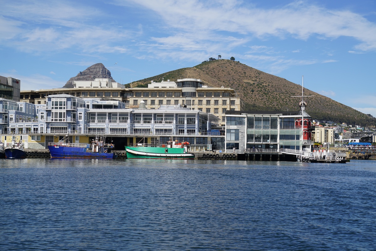 V&A-Waterfront-Hafen in Kapstadt. Robben-Island-Museum rechts, dahinter der Uhrturm von 1882