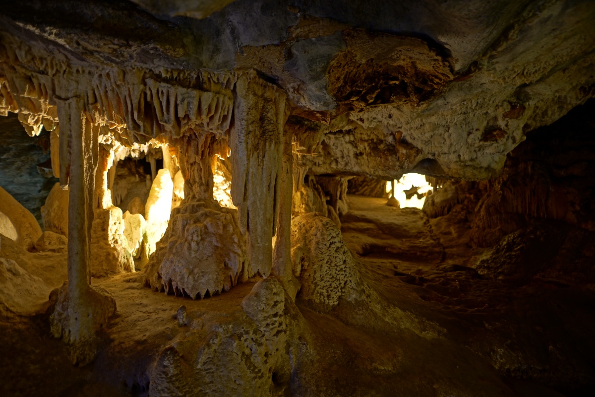 Brautraum der Cango Caves – die Formation links heißt Himmelbett, hat aber 14 statt 4 Pfosten, was die Führerin komisch findet